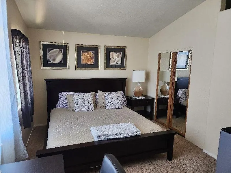 Suite Near Airport, Strip And Raiders Stadium Las Vegas Quarto em Acomodações Particulares